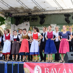 Néptánc a Farkas utcában