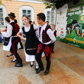 Néptánc a Farkas utcában